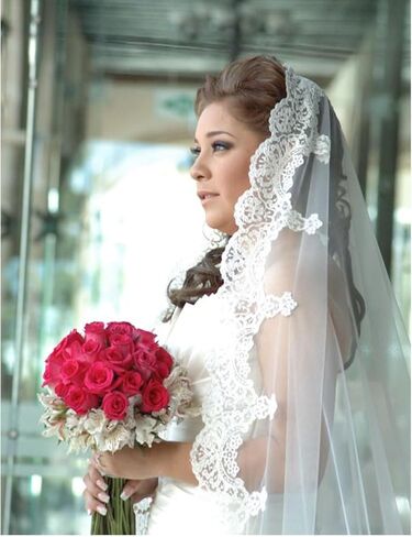BEAUTELICATE Wedding Bridal Veil with Comb 1 Tier Lace Applique in Saudi Arabia