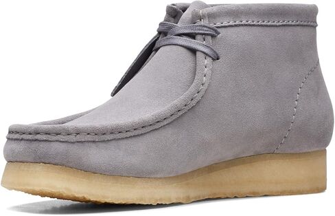 حذاء رجالي من Clarks Wallabee باللون الرمادي من الجلد السويدي in Saudi Arabia