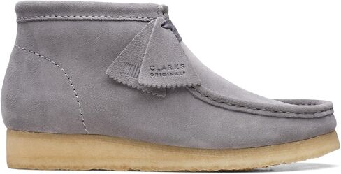 حذاء رجالي من Clarks Wallabee باللون الرمادي من الجلد السويدي in Saudi Arabia