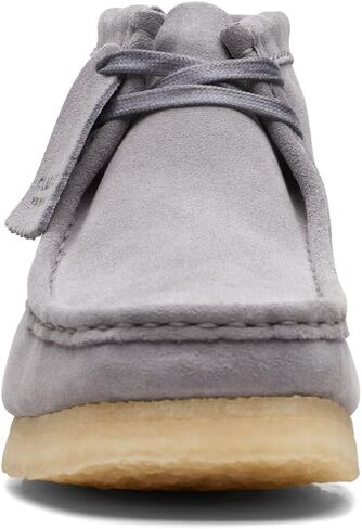 حذاء رجالي من Clarks Wallabee باللون الرمادي من الجلد السويدي in Saudi Arabia