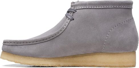 حذاء رجالي من Clarks Wallabee باللون الرمادي من الجلد السويدي in Saudi Arabia