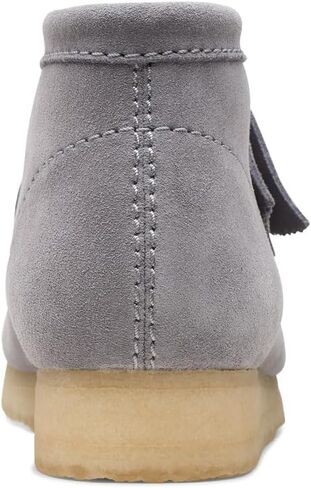 حذاء رجالي من Clarks Wallabee باللون الرمادي من الجلد السويدي in Saudi Arabia