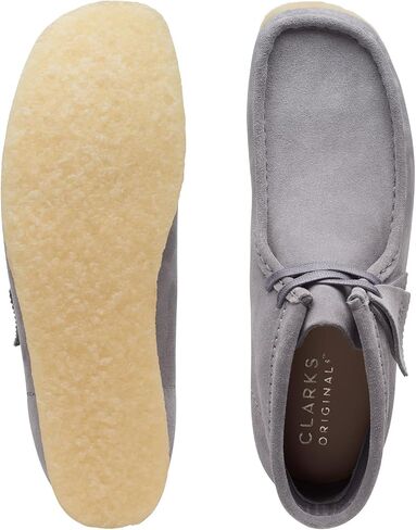 حذاء رجالي من Clarks Wallabee باللون الرمادي من الجلد السويدي in Saudi Arabia