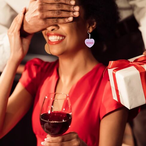 Whaline 5 أزواج من الأقراط الأكريليكية لعيد الحب على شكل قلب وأقراط متدلية على شكل قلب للمحادثة وأقراط متدلية على شكل قلب للنساء مجوهرات وإكسسوارات هدايا الحفلات in Saudi Arabia
