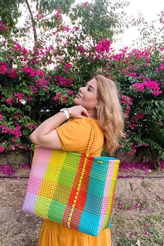 حقيبة شاطئ مكسيكية كبيرة الحجم من البلاستيك المنسوج يدويًا من La Sol Imports، مقاومة للماء، مثالية لقضاء عطلة في حمام السباحة in Kuwait