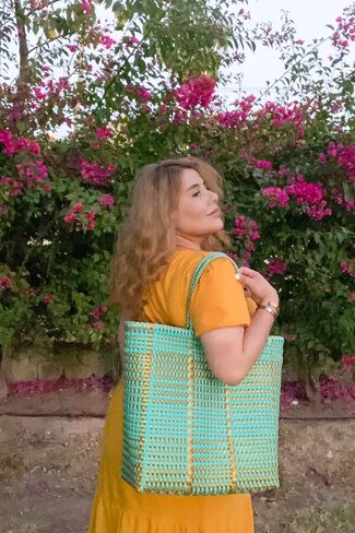 حقيبة شاطئ مكسيكية كبيرة الحجم من البلاستيك المنسوج يدويًا من La Sol Imports، مقاومة للماء، مثالية لقضاء عطلة في حمام السباحة in Kuwait
