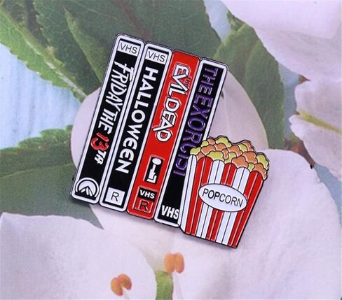 لاتيناي التلبيب دبابيس الكرتون المينا بروش دبوس شارات شريط فيديو خمر VHS والفشار فيلم الرعب شارة نعمة جمع الهدايا in Kuwait