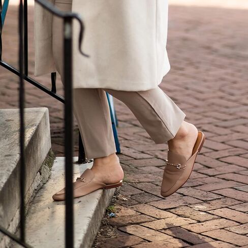 JENN ARDOR Mules للنساء سهل الارتداء بدون كعب بدون كعب، شباشب مغلقة بمقدمة مدببة وسلسلة معدنية مسطحة بكعب منخفض، أحذية مشي كاجوال in Kuwait