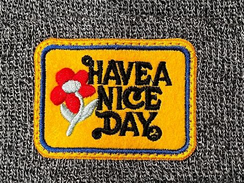 قبعة صغيرة مطرزة فاخرة "Have A Nice Day" تحمل شعار B&Bird in Saudi Arabia