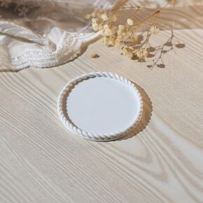 طبق حلية من السيراميك من VINCOMIC مع حواف جديلة مصنوعة يدويًا، صينية مجوهرات دائرية للخواتم، أبيض، عيد الأم للنساء in Kuwait