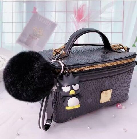 سلسلة مفاتيح لطيفة على شكل يونيكورن بوم بوم مع كرة فرو صغيرة لتزيين هدية عيد الميلاد، لون اسود، مقاس S من تونسامفو in Kuwait