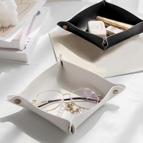 منظم مجوهرات جلدي من قطعتين للمفاتيح وسماعات الرأس والعملات المعدنية، حامل كاتشال للطاولة بجانب السرير، اسود وابيض in Kuwait