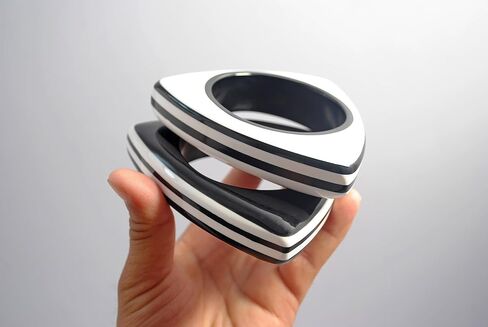 مجموعة بيانكو إي نيرو من بيور هاندز - سوار مخطط مصنوع يدويًا بتصميم حمار وحشي باللونين الأسود والأبيض للنساء (2.6 بوصة) in Kuwait