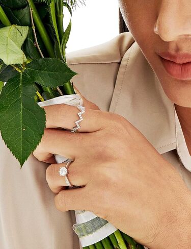 مويسانيتي كوخ 7 أحجار مويسانيتي خواتم الذكرى السنوية للنساء، 0.7 قيراط قطع مستديرة الماس 18 قيراط مطلية بالذهب الأبيض 925 الفضة الاسترليني نصف خواتم الزفاف الأبدية خاتم قابل للتكديس in Kuwait