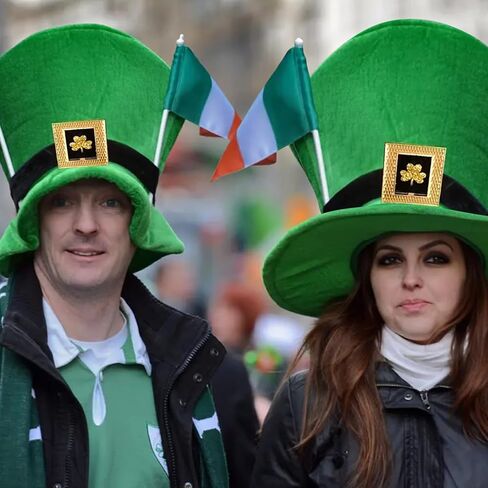 اكس جي جي اكس قبعة عيد القديس باتريك وعلم ايرلندي، حظ الايرلندية: قبعة مخملية خضراء للرجال والنساء - شامروك - ملابس مستوحاة للاحتفال بأناقة! in Kuwait