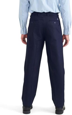 بنطلون كاكي مريح للرجال من Dockers خالٍ من الحديد مع بنطال مقاوم للبقع ومطوي in Saudi Arabia