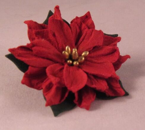 تصميمات بواسطة DH Paper Red Poinsettia Holiday Christmas دبوس برونزي in Kuwait