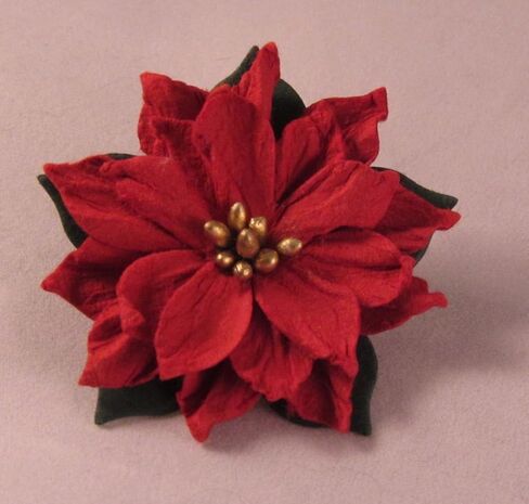 تصميمات بواسطة DH Paper Red Poinsettia Holiday Christmas دبوس برونزي in Kuwait