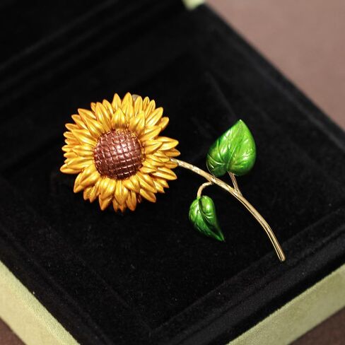 EMEGCY Flower Brooch for Women Girls Flower Rhinestone Brooch Gold Plated Lapel Pin Clothing Accessory Wedding Gift Fashion Jewelry for Mom Wife in Saudi Arabia