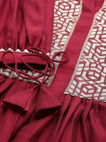 طقم بنطلون كورتا مستقيم للنساء من INDO ERA باللون الأحمر الهندي من الفسكوز بتصميم Yoke صلب بطول الساق in Kuwait