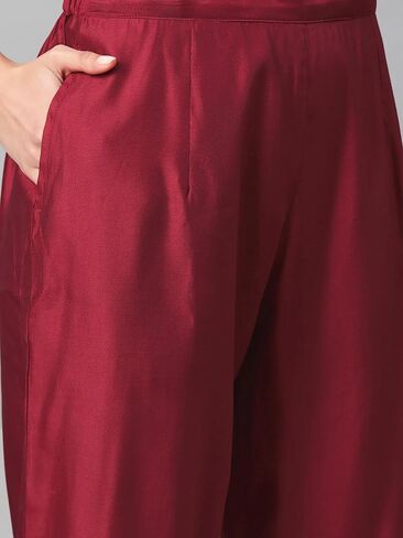 طقم بنطلون كورتا مستقيم للنساء من INDO ERA باللون الأحمر الهندي من الفسكوز بتصميم Yoke صلب بطول الساق in Kuwait