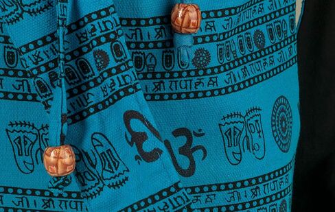 حقيبة كتف بحزام متقاطع مصنوعة يدويًا باللون الأزرق بنمط المرقعة بنمط الهيبي بوهو عصري كل يوم فريد من نوعه in Kuwait