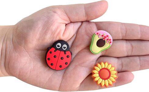 30،50،100 قطعة من تعليقات الاحذية العشوائية لتزيين كروكس كلوج، اكسسوارات كرتونية لطيفة للاطفال الاولاد والبنات في الحفلات in Kuwait