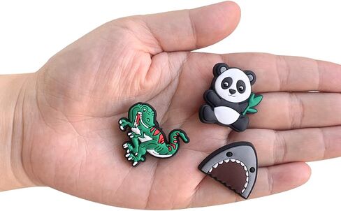 30،50،100 قطعة من تعليقات الاحذية العشوائية لتزيين كروكس كلوج، اكسسوارات كرتونية لطيفة للاطفال الاولاد والبنات في الحفلات in Kuwait