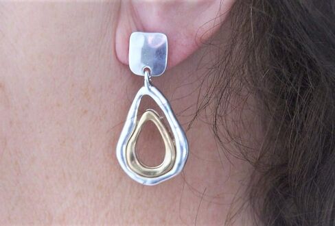 أقراط Della's Designs على شكل دمعة ذات درجتين من اللون، لمسة نهائية ناعمة فريدة من نوعها باللونين الذهبي والفضي. أسلوب مشاركة كلاسيكي جذاب in Kuwait