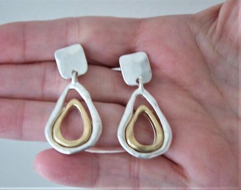 أقراط Della's Designs على شكل دمعة ذات درجتين من اللون، لمسة نهائية ناعمة فريدة من نوعها باللونين الذهبي والفضي. أسلوب مشاركة كلاسيكي جذاب in Kuwait