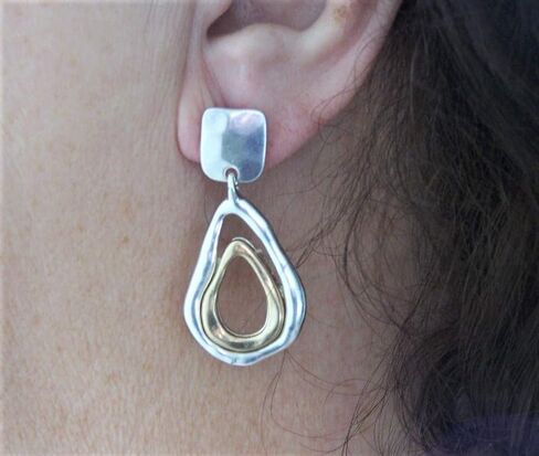 أقراط Della's Designs على شكل دمعة ذات درجتين من اللون، لمسة نهائية ناعمة فريدة من نوعها باللونين الذهبي والفضي. أسلوب مشاركة كلاسيكي جذاب in Kuwait