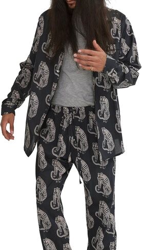 طقم بيجامة رجالي طويل من Desmond & Dempsey (طبعة نمر سانسيندو أسود/كريمي) in Kuwait