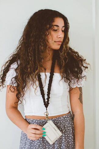 سلاسل مفاتيح وشرائط تعليق من ANDI للنساء - حبل ربطة عنق ومعصم للمفاتيح وشارات الهوية - سلسلة مفاتيح معصم وحبل عنق in Kuwait
