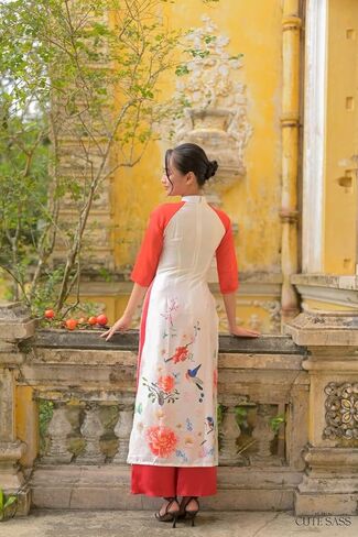 مجموعة CuteSass ذات الأكمام الحمراء من الزهور Ao Dai| الفيتنامية الحديثة المعدة مسبقًا آو داي| السنة القمرية الجديدة in Kuwait