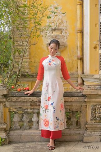 مجموعة CuteSass ذات الأكمام الحمراء من الزهور Ao Dai| الفيتنامية الحديثة المعدة مسبقًا آو داي| السنة القمرية الجديدة in Kuwait