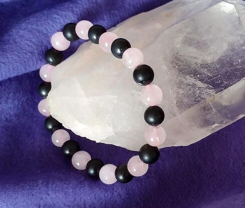 سوار من الاحجار الكريمة العلاجية، سوار طاقة ايجابية، خرز شونجيت وكوارتز وردي، حماية من الطاقة السلبية، سوار خرز للتأريض والحماية، شونجيت وكوارتز وردي in Kuwait