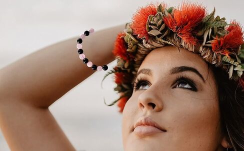 سوار من الاحجار الكريمة العلاجية، سوار طاقة ايجابية، خرز شونجيت وكوارتز وردي، حماية من الطاقة السلبية، سوار خرز للتأريض والحماية، شونجيت وكوارتز وردي in Kuwait