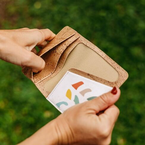 محفظة Lodgment Till Cork - حامل بطاقة الفلين - طباعة فنية - صديقة للبيئة - نباتية غير جلدية - مستدامة - ثنائية الطي (تاسي) in Kuwait