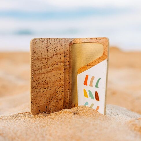 محفظة Lodgment Till Cork - حامل بطاقة الفلين - طباعة فنية - صديقة للبيئة - نباتية غير جلدية - مستدامة - ثنائية الطي (تاسي) in Kuwait