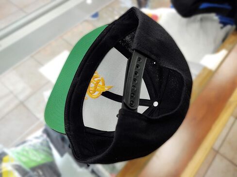 قبعة PeligroSports Aguilas Cibaeñas SnapBack سوداء مع شعار ذهبي أصفر in Saudi Arabia