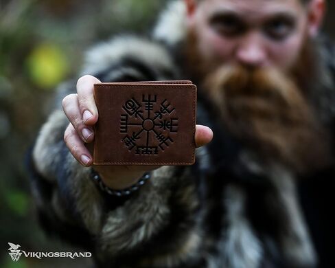 محفظة جلدية أصلية من Crazy Horse - محفظة Viking Vegvisir سوداء ثنائية الطي منقوشة - محفظة جلدية بتصميم بوصلة رونيك تحجب RFID للحماية، تناسب ما يصل إلى 10 بطاقات (Vegvisir Brown) in Kuwait