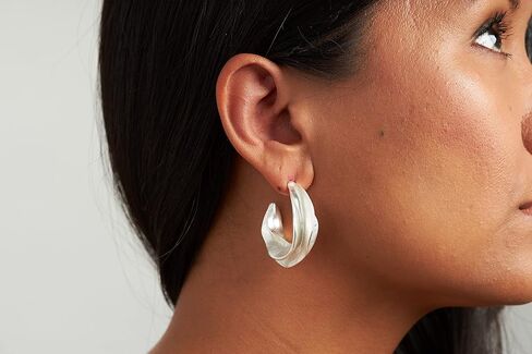 تشارلي بيج اقراط حلقية للنساء | اقراط حلقية فضية كبيرة | اقراط منحوتة | لا تسبب الحساسية، زنك، بدون احجار كريمة in Kuwait