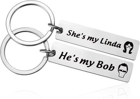 2 قطعة She's My Linda He's My Bob سلاسل المفاتيح مستوحاة من هدية زوجين Keychian مجموعة لبوب. البرغر المشجعين الأصدقاء هدية عيد الحب in Kuwait