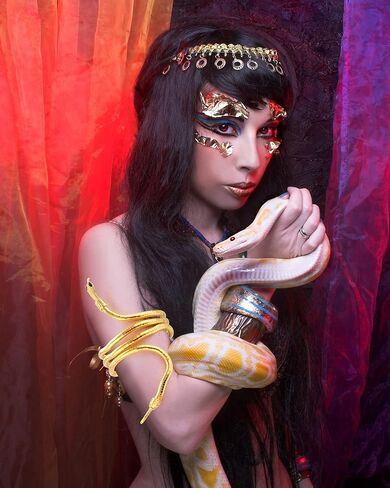 فوميت سوار ميدوسا قابل للانحناء على شكل ثعبان للهالوين للنساء، مجوهرات ذهبية على شكل ثعبان، سوار ذراع مفتوح على الذراع، سوار ميدوسا غطاء راس لحفلات الهالوين in Kuwait