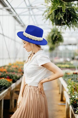 قبعات فيدورا سوداء من Qkrlamx للنساء قبعة من الصوف بنما مع شريط لؤلؤي قبعة عريضة الحافة قبعة تريلبي كلاسيكية in Kuwait