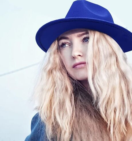 قبعات فيدورا سوداء من Qkrlamx للنساء قبعة من الصوف بنما مع شريط لؤلؤي قبعة عريضة الحافة قبعة تريلبي كلاسيكية in Kuwait