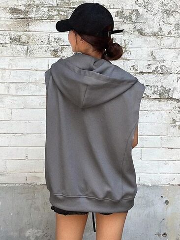 سويت شيرت نسائي كاجوال من MakeMeChic مطبوع عليه حروف بدون أكمام وسحاب وغطاء للرأس وجيب برباط in Saudi Arabia