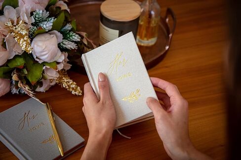 كتب هيز آند هير فاو من موجي - كتب منقوشة باللونين الرمادي والعاجي مع صندوق لحفلات الزفاف أو تجديد نهوض in Kuwait