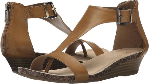 صندل نسائي من Kenneth Cole بحزام على شكل حرف T in Kuwait