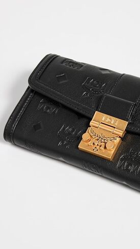 حقيبة نسائية من الجلد المنقوش تريسي من MCM مقاس كبير WOC in Kuwait